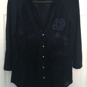 Dark blue, shirttail hem, embroidered blouse